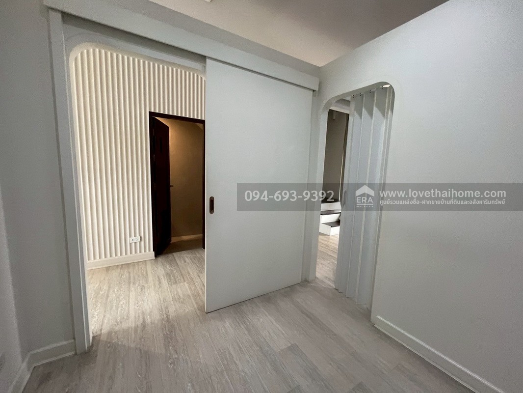 ขายทาวน์โฮม 3 ชั้น PLUME Watcharaphon-Ekkamai ประกอบธุรกิจได้เลย สวย พร้อมใช้งาน 2 คูหาติดกัน คูหาละ 22.5 ตรว. สามารถแยกขายได้ "ถูก" "คุ้ม" เพราะขายขาดทุนจริงๆ