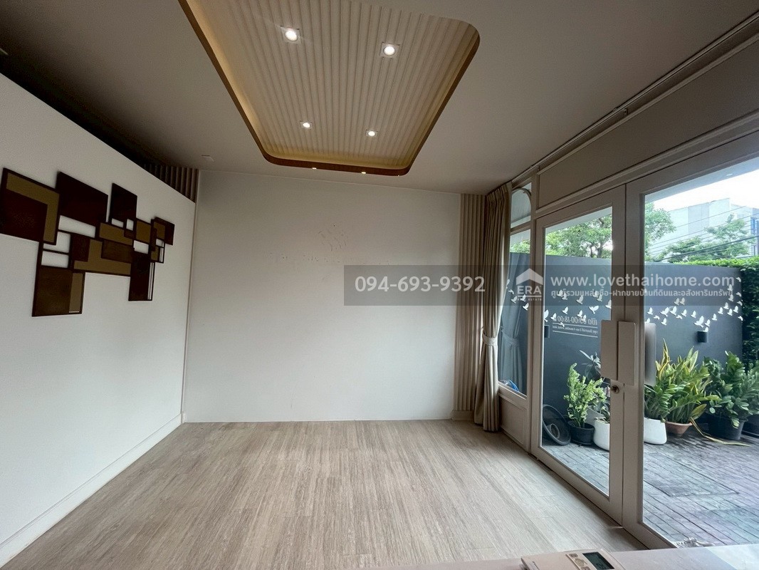 ขายทาวน์โฮม 3 ชั้น PLUME Watcharaphon-Ekkamai ประกอบธุรกิจได้เลย สวย พร้อมใช้งาน 2 คูหาติดกัน คูหาละ 22.5 ตรว. สามารถแยกขายได้ "ถูก" "คุ้ม" เพราะขายขาดทุนจริงๆ