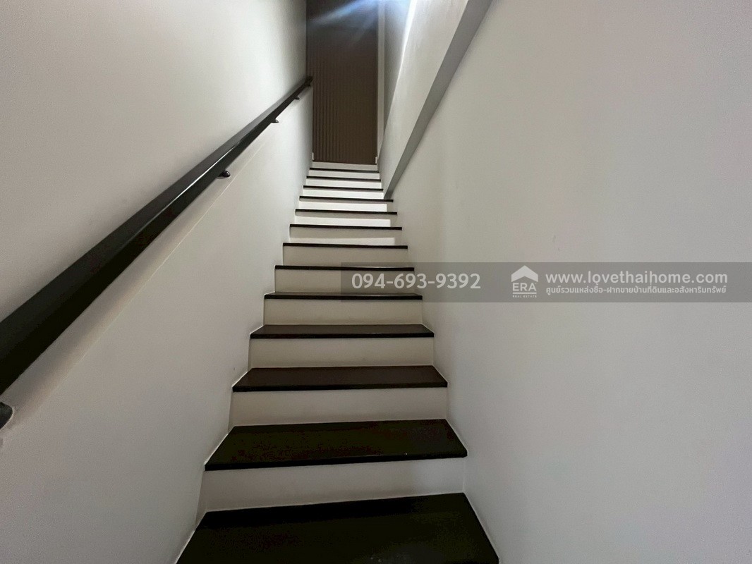 ขายทาวน์โฮม 3 ชั้น PLUME Watcharaphon-Ekkamai ประกอบธุรกิจได้เลย สวย พร้อมใช้งาน 2 คูหาติดกัน คูหาละ 22.5 ตรว. สามารถแยกขายได้ "ถูก" "คุ้ม" เพราะขายขาดทุนจริงๆ