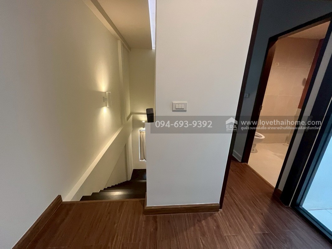 ขายทาวน์โฮม 3 ชั้น PLUME Watcharaphon-Ekkamai ประกอบธุรกิจได้เลย สวย พร้อมใช้งาน 2 คูหาติดกัน คูหาละ 22.5 ตรว. สามารถแยกขายได้ "ถูก" "คุ้ม" เพราะขายขาดทุนจริงๆ