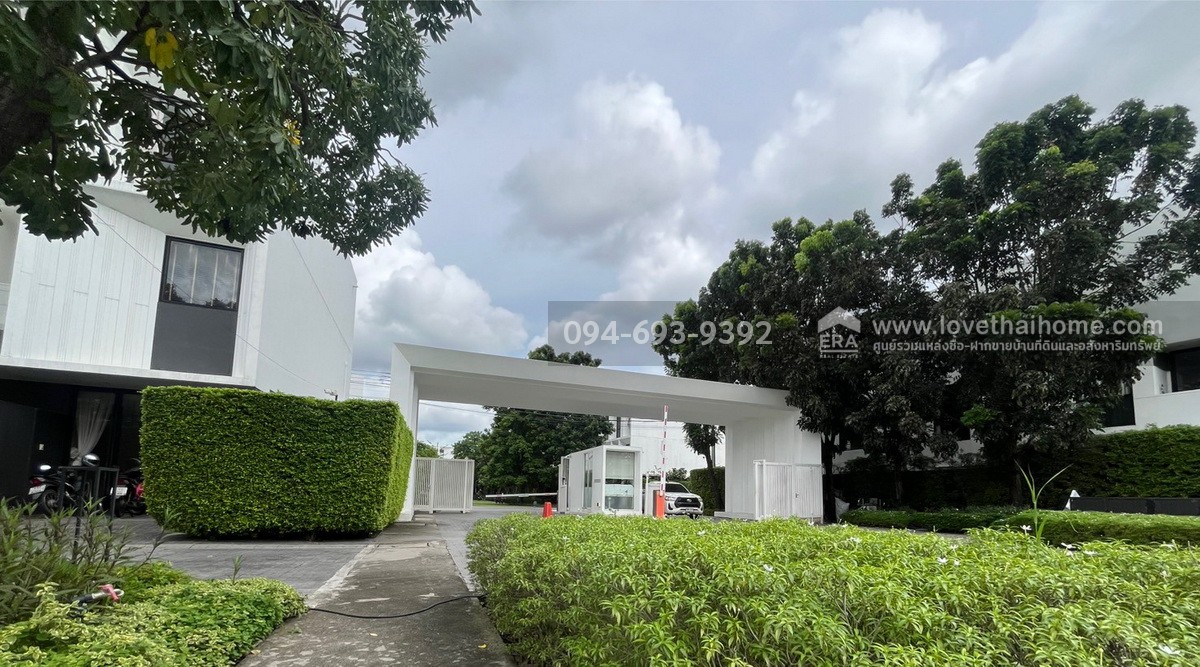 ขายทาวน์โฮม 3 ชั้น PLUME Watcharaphon-Ekkamai ประกอบธุรกิจได้เลย สวย พร้อมใช้งาน 2 คูหาติดกัน คูหาละ 22.5 ตรว. สามารถแยกขายได้ "ถูก" "คุ้ม" เพราะขายขาดทุนจริงๆ