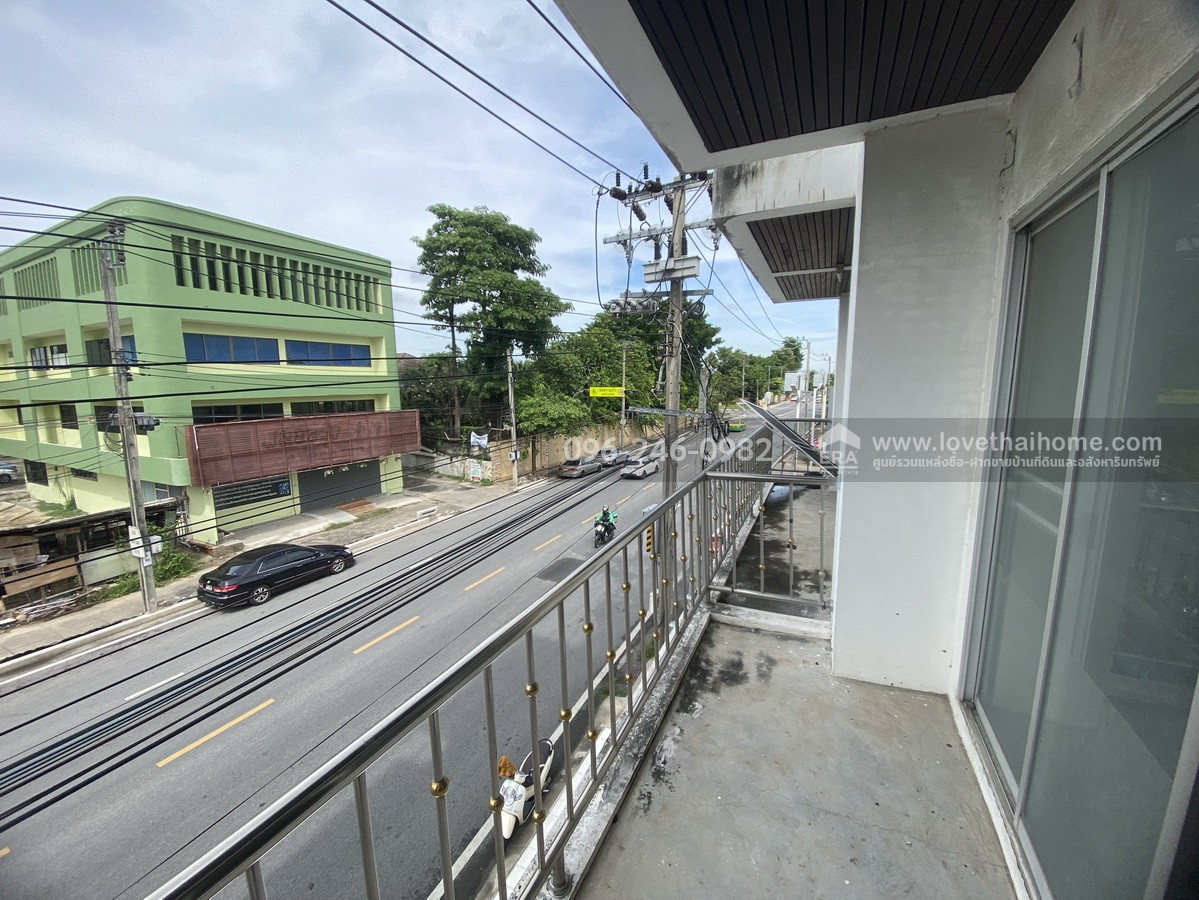 ขายตึกแถว 4 ชั้นครึ่ง ติดถนนใหญ่วัชรพล-บางเขน ติดปั๊ม PT พื้นที่กว้างมาก 41 ตร.วา ใกล้ รร.รัตนโกสินทร์สมโภชบางเขน เหมาะทำออฟฟิศหรือการค้า