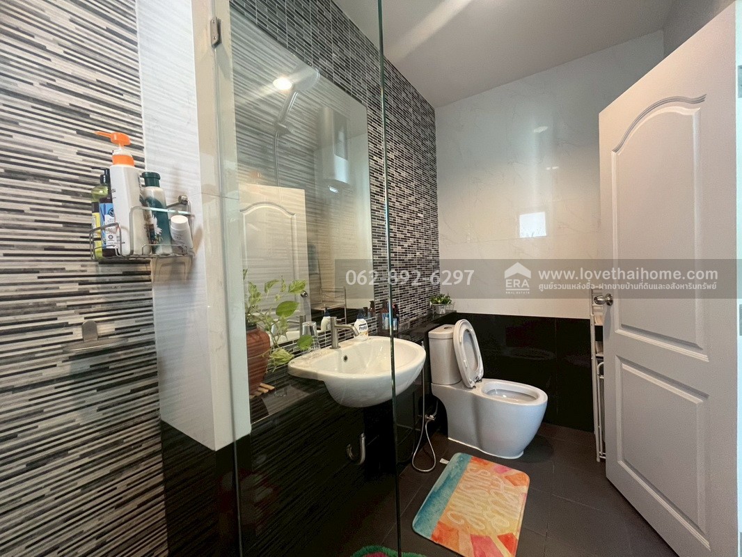 ขายบ้านเดี่ยว 2 ชั้น โครงการชวนชมพาร์ค2 ไทรน้อย นนทบุรี หลังมุมสุดหายาก ขนาด 80.8 ตารางวา ราคาพิเศษสุด บ้านสวย ราคาดีแบบนี้มีหลังเดียวเท่านั้น สนใจติดต่อด่วน!