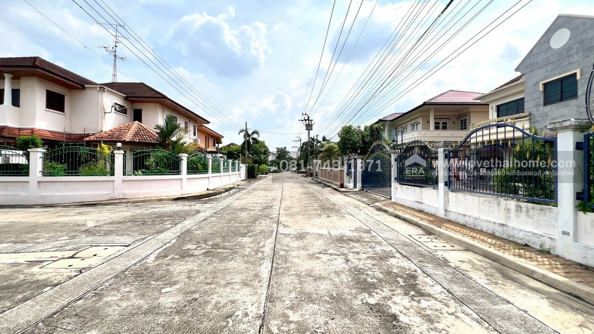 ขายบ้านเดี่ยวย่านบางแวก ซอยจรัญสนิทวงศ์13  หมู่บ้านชิดชล บ้านหลังมุม อยู่ต้นโครงการพื้นที่70ตรว.ขายเพียงแค่5.3ล้านเท่านั้น ราคาถูกขนาดนี้ไม่ค่อยมีมาบ่อยๆนะค่ะ ใครอยากได้บ้านย่านนี้ ต้องรีบตัดสินใจแบบด่วนๆ