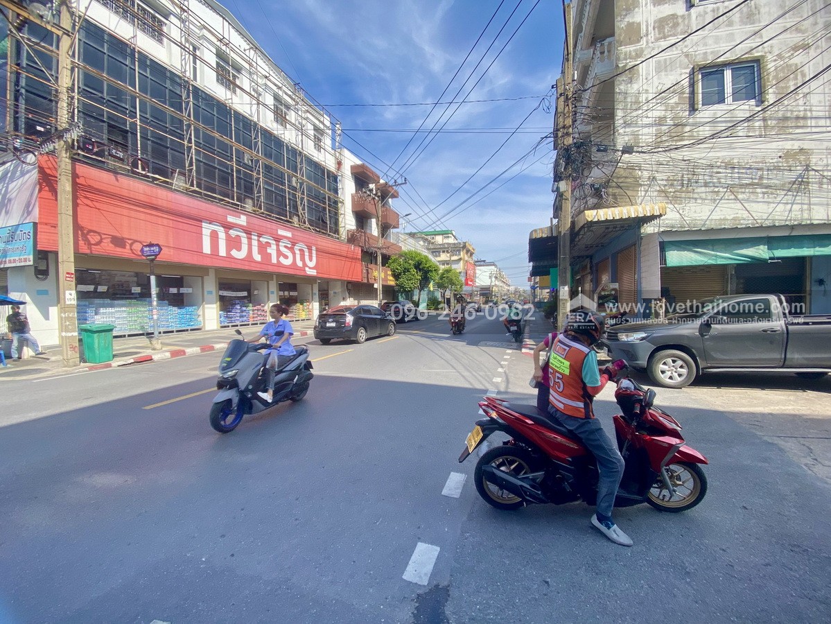 ขายบ้านแฝด โชคชัย 4 ซอย 64 หมู่บ้านราชาวิลล่า 2 ลาดพร้าว บ้านต้นซอย พื้นที่ 43 ตร.วา ทำเลดี ถนนในหมู่บ้านกว้าง เหมาะกับครอบครัวใหญ่