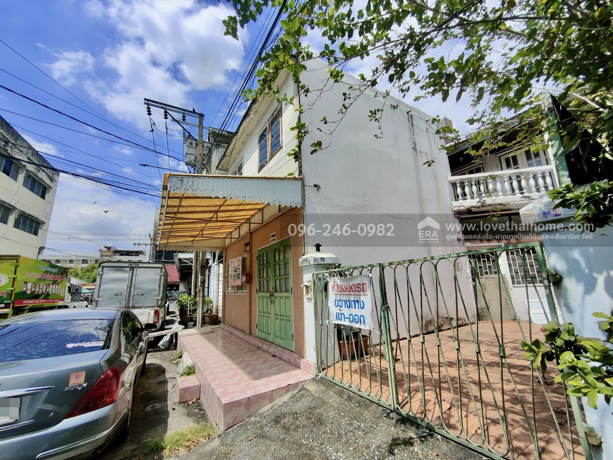 ขายบ้านแฝด โชคชัย 4 ซอย 64 หมู่บ้านราชาวิลล่า 2 ลาดพร้าว บ้านต้นซอย พื้นที่ 43 ตร.วา ทำเลดี ถนนในหมู่บ้านกว้าง เหมาะกับครอบครัวใหญ่