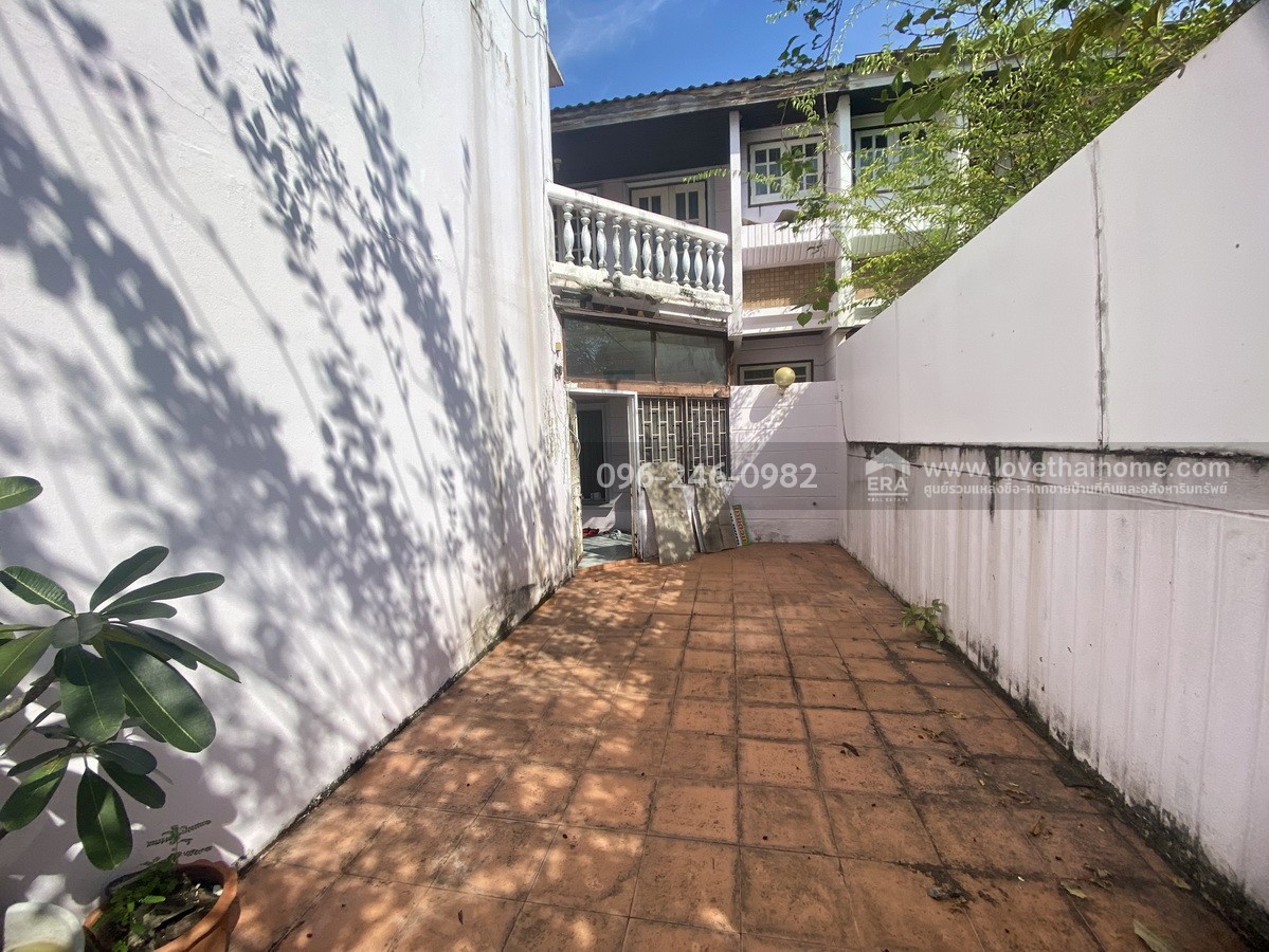 ขายบ้านแฝด โชคชัย 4 ซอย 64 หมู่บ้านราชาวิลล่า 2 ลาดพร้าว บ้านต้นซอย พื้นที่ 43 ตร.วา ทำเลดี ถนนในหมู่บ้านกว้าง เหมาะกับครอบครัวใหญ่