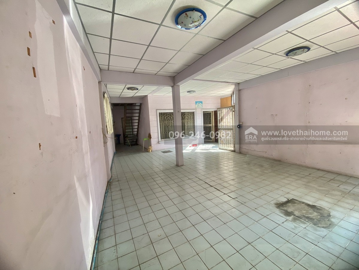 ขายบ้านแฝด โชคชัย 4 ซอย 64 หมู่บ้านราชาวิลล่า 2 ลาดพร้าว บ้านต้นซอย พื้นที่ 43 ตร.วา ทำเลดี ถนนในหมู่บ้านกว้าง เหมาะกับครอบครัวใหญ่