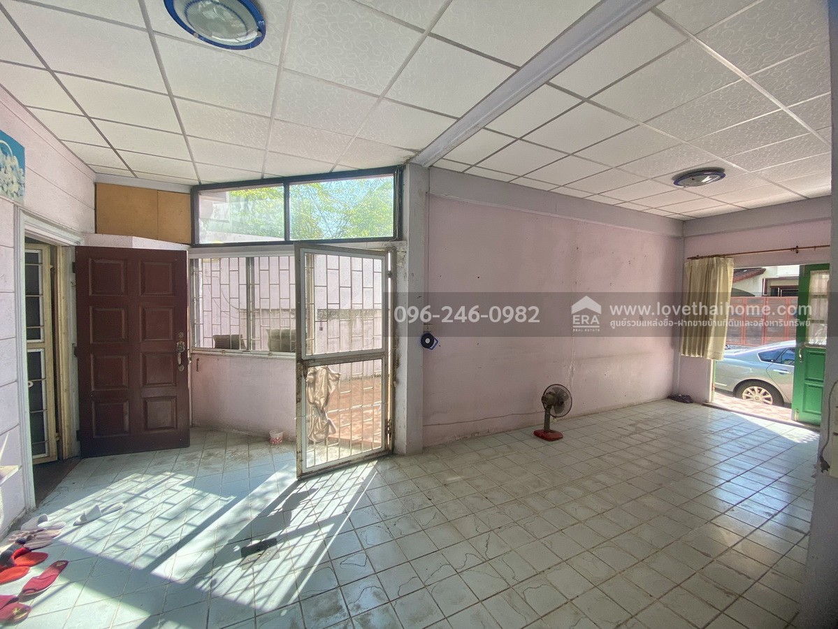 ขายบ้านแฝด โชคชัย 4 ซอย 64 หมู่บ้านราชาวิลล่า 2 ลาดพร้าว บ้านต้นซอย พื้นที่ 43 ตร.วา ทำเลดี ถนนในหมู่บ้านกว้าง เหมาะกับครอบครัวใหญ่