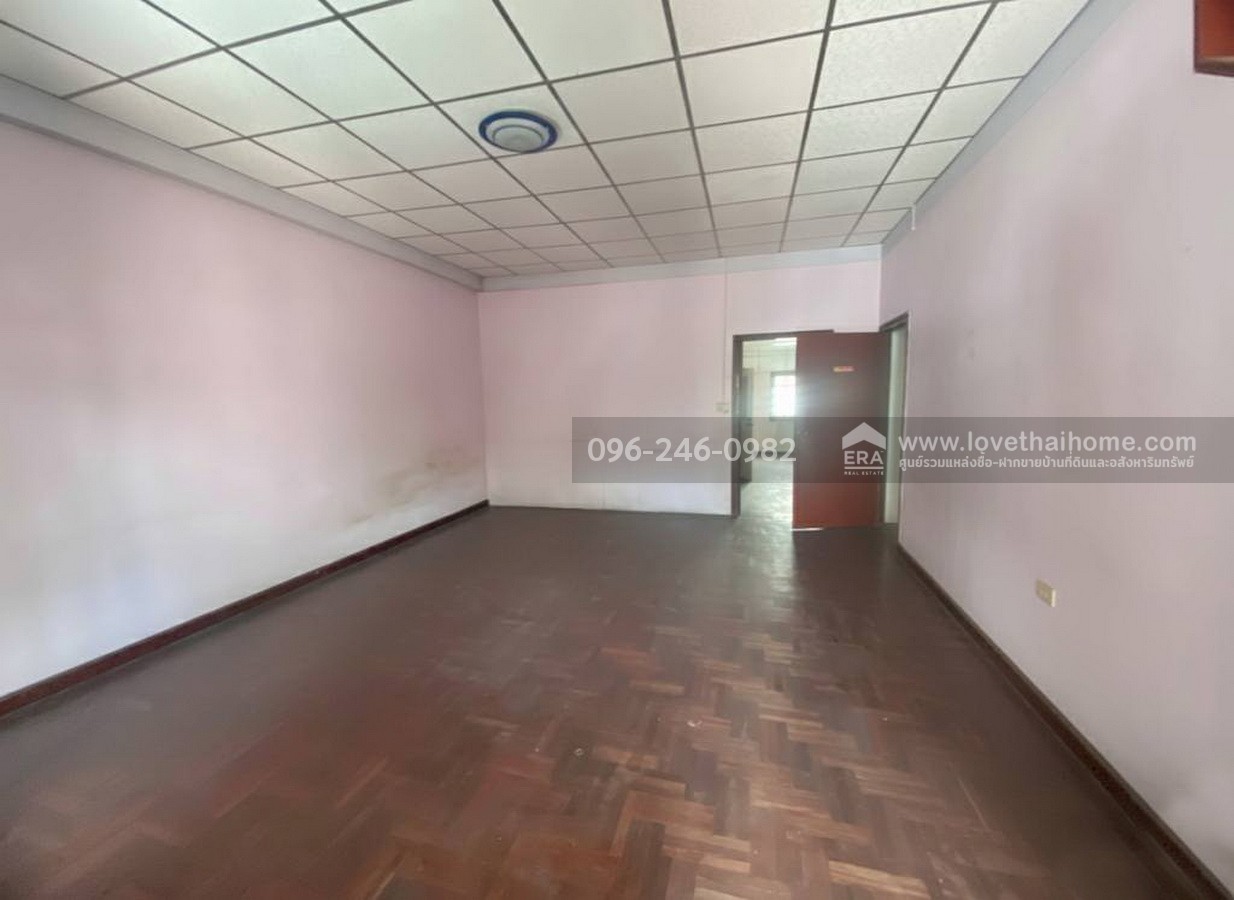 ขายบ้านแฝด โชคชัย 4 ซอย 64 หมู่บ้านราชาวิลล่า 2 ลาดพร้าว บ้านต้นซอย พื้นที่ 43 ตร.วา ทำเลดี ถนนในหมู่บ้านกว้าง เหมาะกับครอบครัวใหญ่