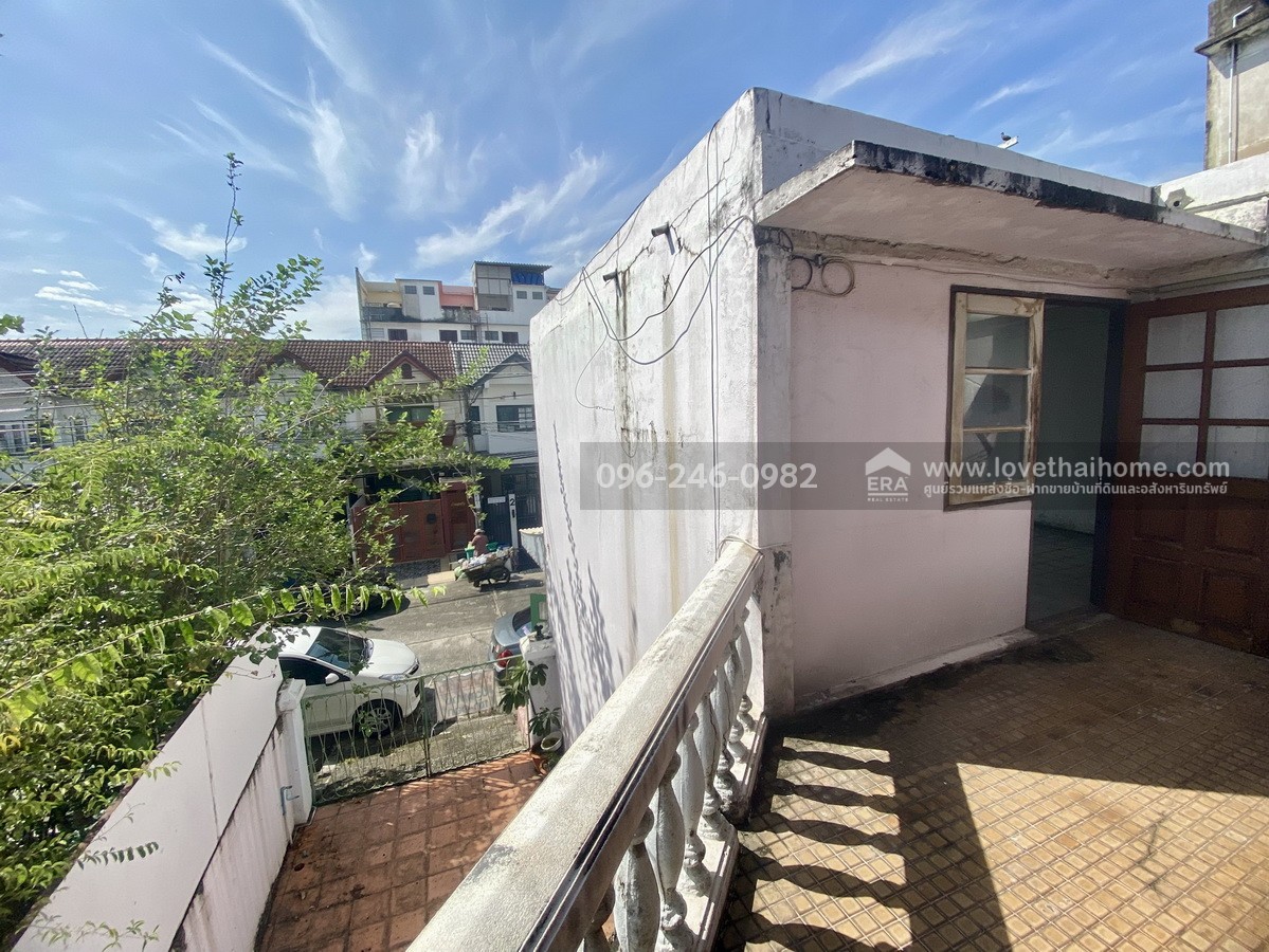 ขายบ้านแฝด โชคชัย 4 ซอย 64 หมู่บ้านราชาวิลล่า 2 ลาดพร้าว บ้านต้นซอย พื้นที่ 43 ตร.วา ทำเลดี ถนนในหมู่บ้านกว้าง เหมาะกับครอบครัวใหญ่