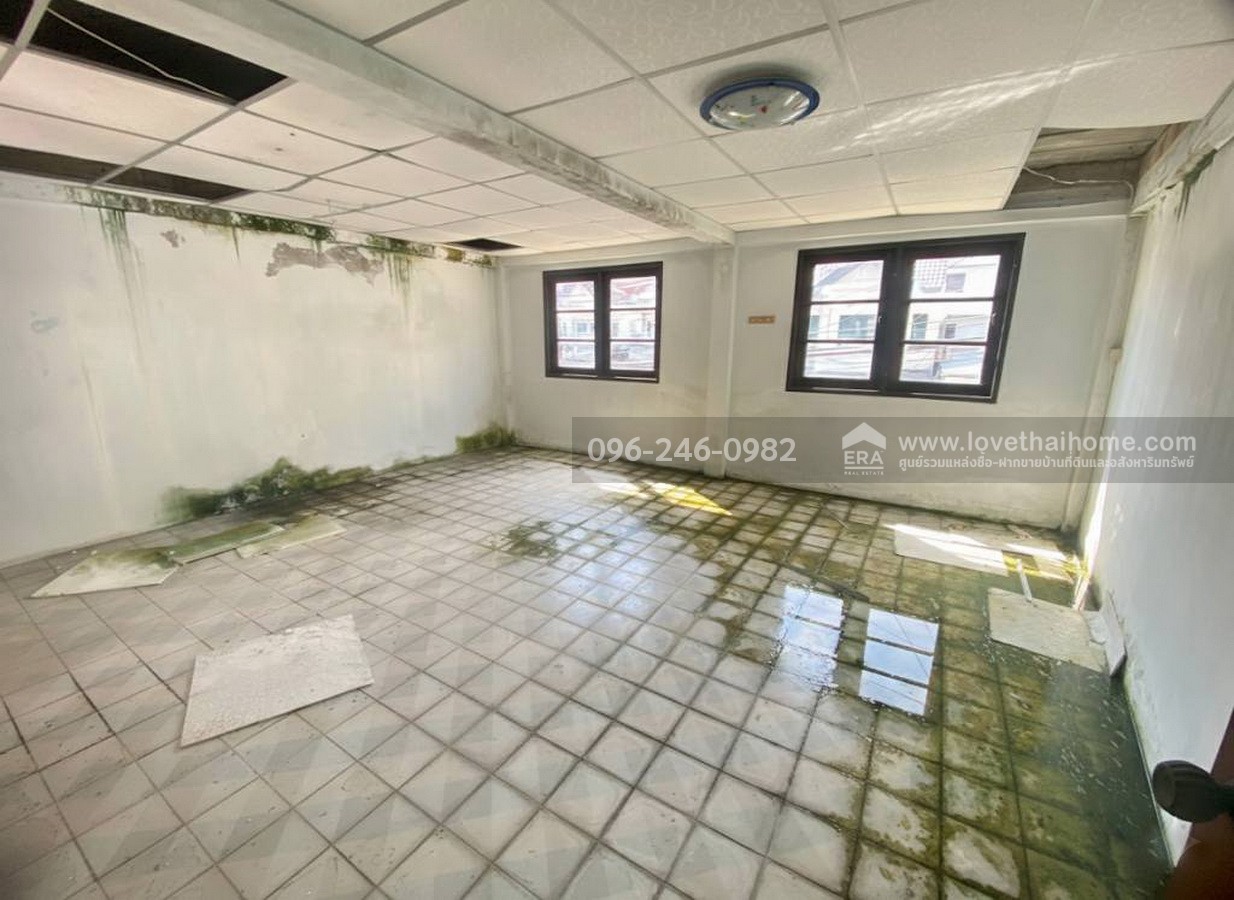 ขายบ้านแฝด โชคชัย 4 ซอย 64 หมู่บ้านราชาวิลล่า 2 ลาดพร้าว บ้านต้นซอย พื้นที่ 43 ตร.วา ทำเลดี ถนนในหมู่บ้านกว้าง เหมาะกับครอบครัวใหญ่