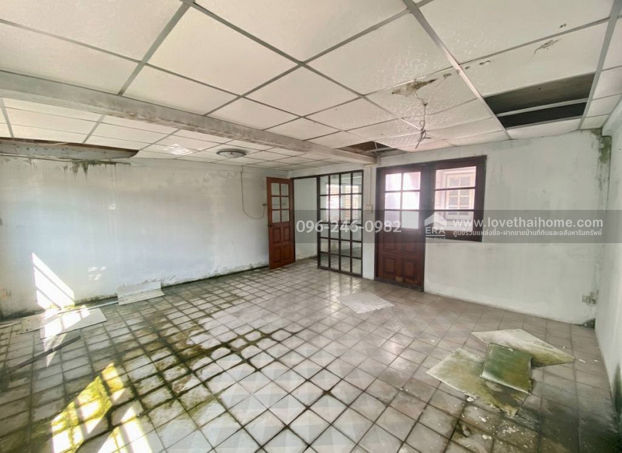 ขายบ้านแฝด โชคชัย 4 ซอย 64 หมู่บ้านราชาวิลล่า 2 ลาดพร้าว บ้านต้นซอย พื้นที่ 43 ตร.วา ทำเลดี ถนนในหมู่บ้านกว้าง เหมาะกับครอบครัวใหญ่