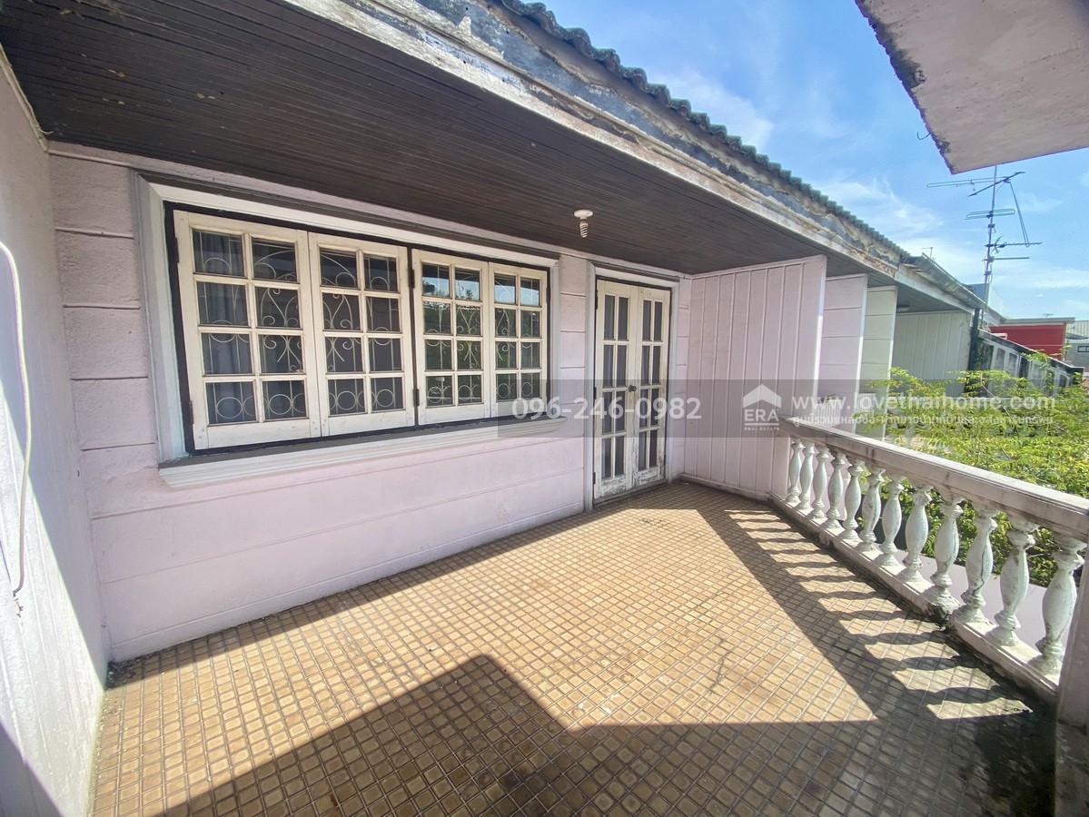 ขายบ้านแฝด โชคชัย 4 ซอย 64 หมู่บ้านราชาวิลล่า 2 ลาดพร้าว บ้านต้นซอย พื้นที่ 43 ตร.วา ทำเลดี ถนนในหมู่บ้านกว้าง เหมาะกับครอบครัวใหญ่