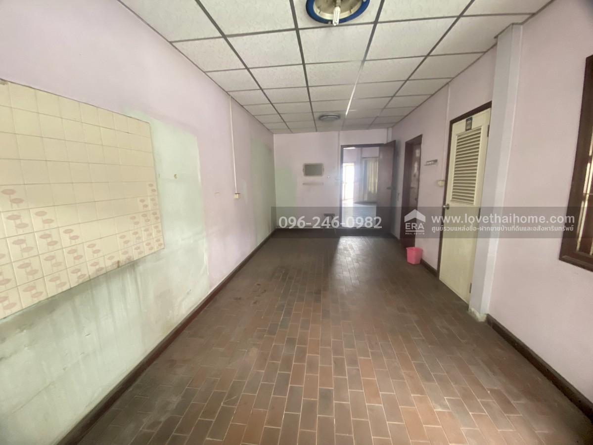 ขายบ้านแฝด โชคชัย 4 ซอย 64 หมู่บ้านราชาวิลล่า 2 ลาดพร้าว บ้านต้นซอย พื้นที่ 43 ตร.วา ทำเลดี ถนนในหมู่บ้านกว้าง เหมาะกับครอบครัวใหญ่