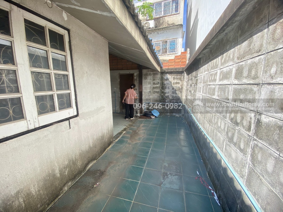 ขายบ้านแฝด โชคชัย 4 ซอย 64 หมู่บ้านราชาวิลล่า 2 ลาดพร้าว บ้านต้นซอย พื้นที่ 43 ตร.วา ทำเลดี ถนนในหมู่บ้านกว้าง เหมาะกับครอบครัวใหญ่