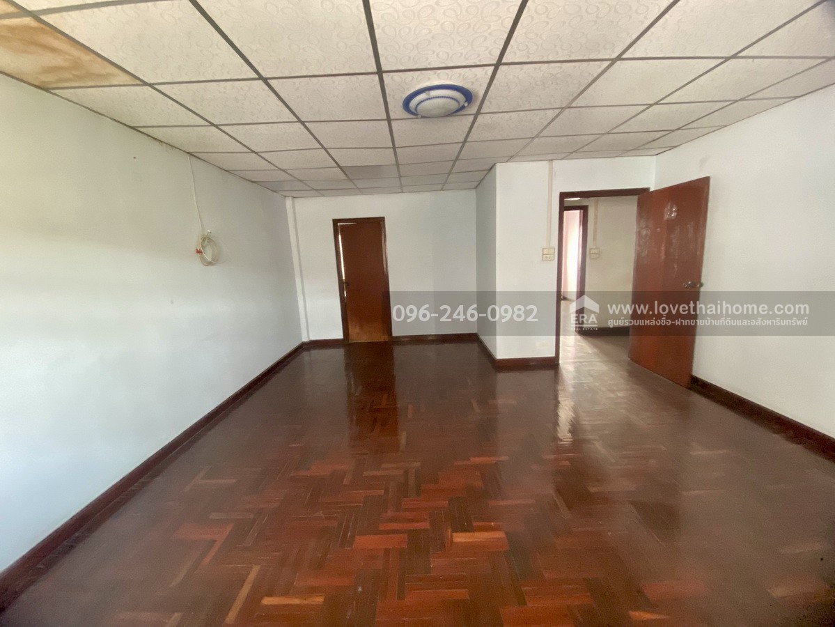 ขายบ้านแฝด โชคชัย 4 ซอย 64 หมู่บ้านราชาวิลล่า 2 ลาดพร้าว บ้านต้นซอย พื้นที่ 43 ตร.วา ทำเลดี ถนนในหมู่บ้านกว้าง เหมาะกับครอบครัวใหญ่