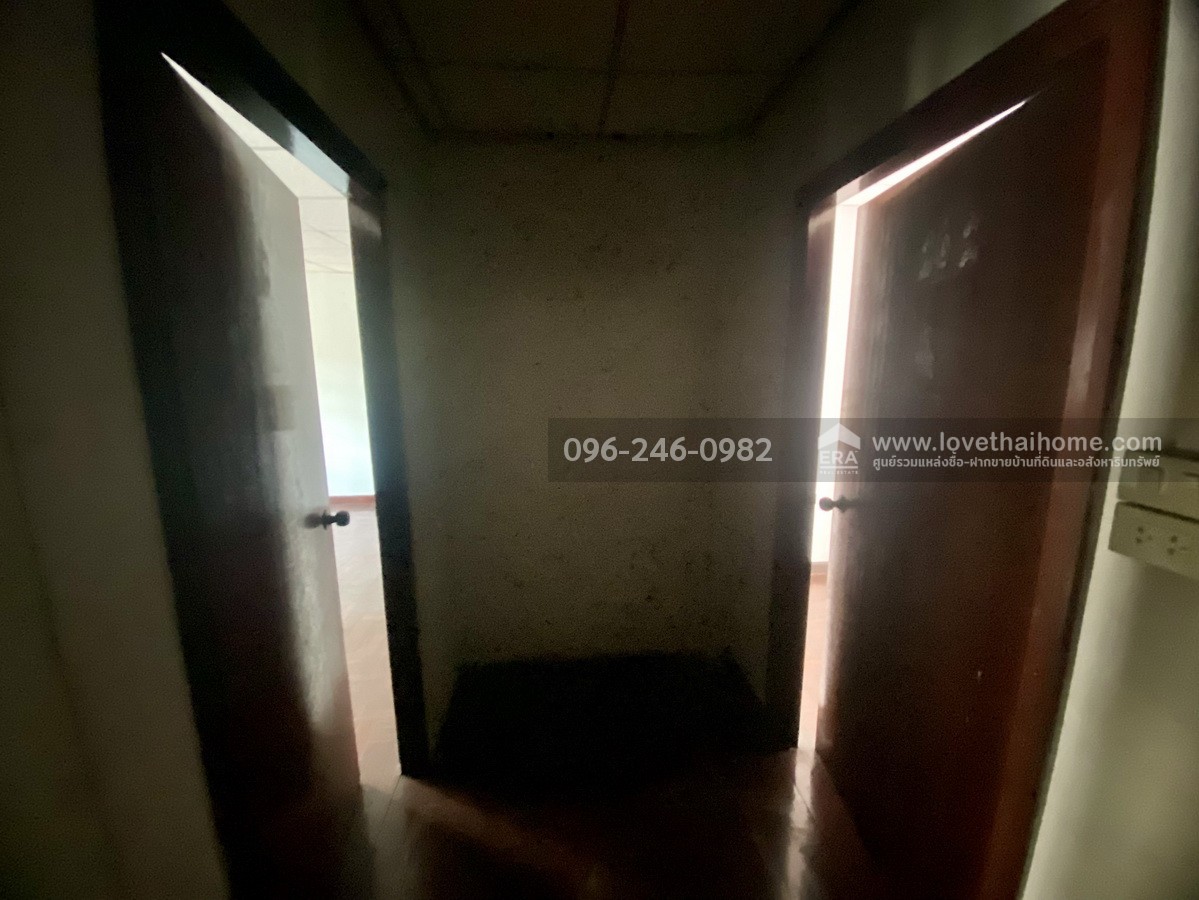 ขายบ้านแฝด โชคชัย 4 ซอย 64 หมู่บ้านราชาวิลล่า 2 ลาดพร้าว บ้านต้นซอย พื้นที่ 43 ตร.วา ทำเลดี ถนนในหมู่บ้านกว้าง เหมาะกับครอบครัวใหญ่