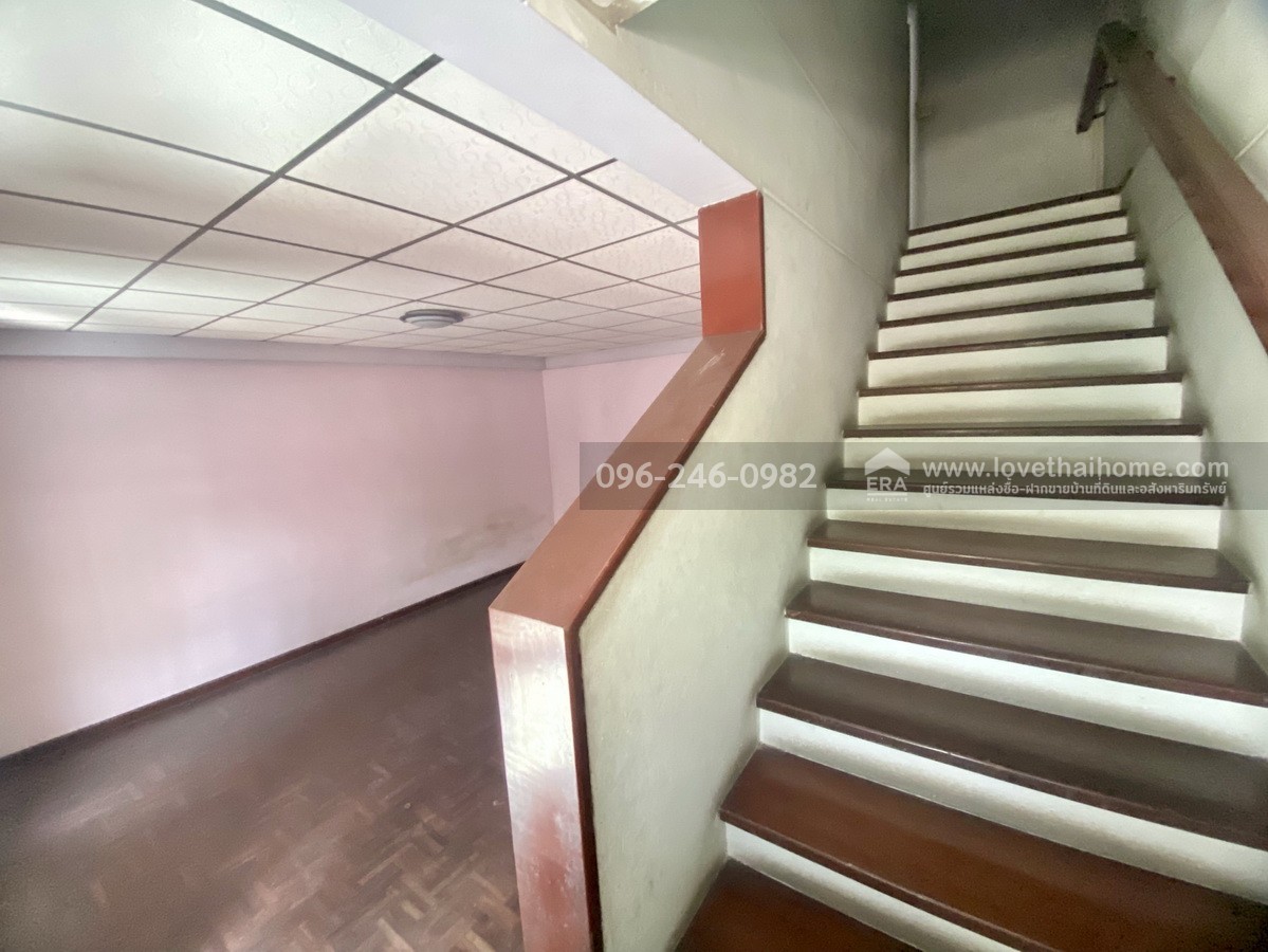 ขายบ้านแฝด โชคชัย 4 ซอย 64 หมู่บ้านราชาวิลล่า 2 ลาดพร้าว บ้านต้นซอย พื้นที่ 43 ตร.วา ทำเลดี ถนนในหมู่บ้านกว้าง เหมาะกับครอบครัวใหญ่