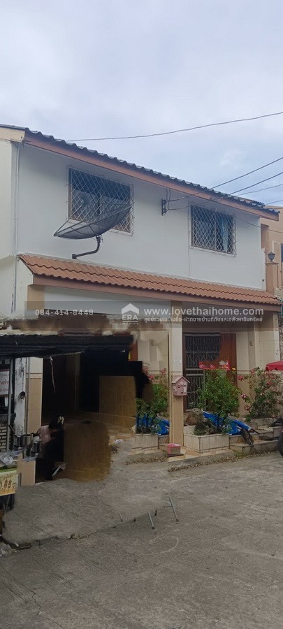 ขายบ้านแฝด หมู่บ้านเสนาวิลล่า ถ.แฮปปี้แลนด์  พร้อมอยู่ 28 ตร.วา ราคาถูกมาก ใกล้เดอะมอลล์บางกะปิ และรถไฟฟ้าสายสีเหลือง
