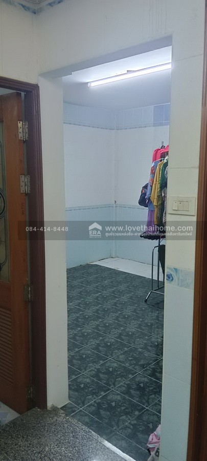 ขายบ้านแฝด หมู่บ้านเสนาวิลล่า ถ.แฮปปี้แลนด์  พร้อมอยู่ 28 ตร.วา ราคาถูกมาก ใกล้เดอะมอลล์บางกะปิ และรถไฟฟ้าสายสีเหลือง