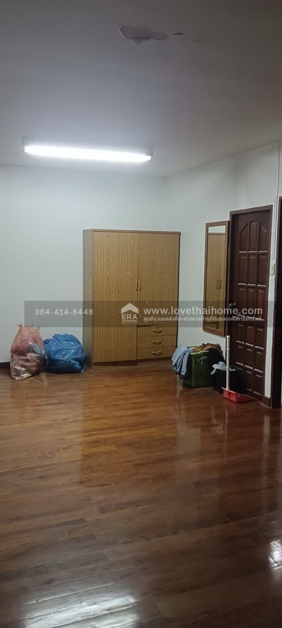 ขายบ้านแฝด หมู่บ้านเสนาวิลล่า ถ.แฮปปี้แลนด์  พร้อมอยู่ 28 ตร.วา ราคาถูกมาก ใกล้เดอะมอลล์บางกะปิ และรถไฟฟ้าสายสีเหลือง