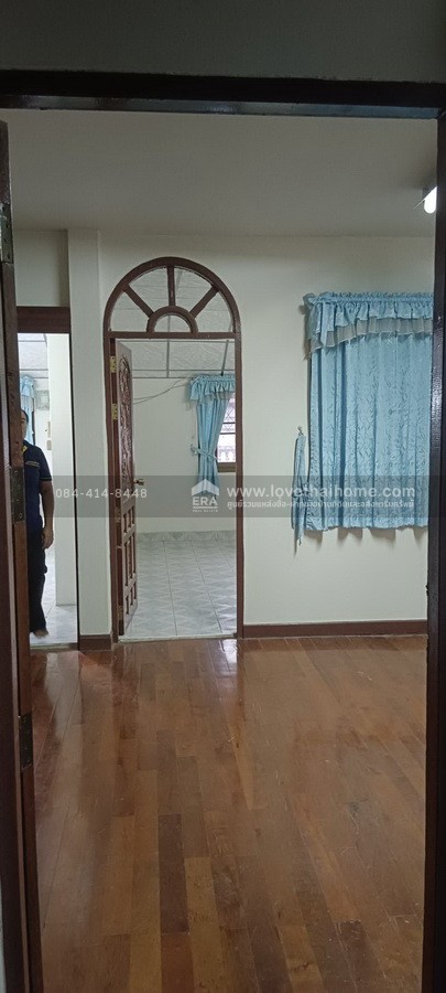 ขายบ้านแฝด หมู่บ้านเสนาวิลล่า ถ.แฮปปี้แลนด์  พร้อมอยู่ 28 ตร.วา ราคาถูกมาก ใกล้เดอะมอลล์บางกะปิ และรถไฟฟ้าสายสีเหลือง
