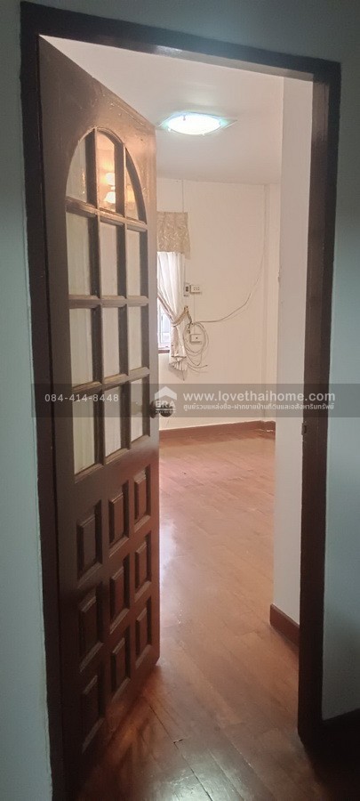 ขายบ้านแฝด หมู่บ้านเสนาวิลล่า ถ.แฮปปี้แลนด์  พร้อมอยู่ 28 ตร.วา ราคาถูกมาก ใกล้เดอะมอลล์บางกะปิ และรถไฟฟ้าสายสีเหลือง
