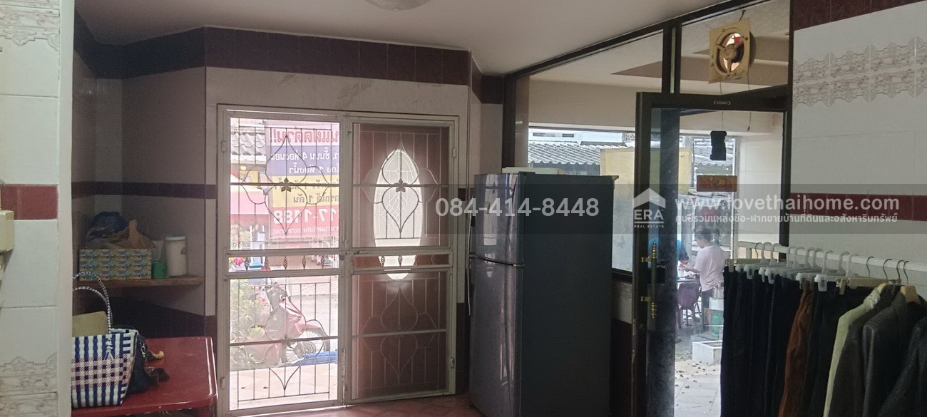 ขายบ้านแฝด หมู่บ้านเสนาวิลล่า ถ.แฮปปี้แลนด์  พร้อมอยู่ 28 ตร.วา ราคาถูกมาก ใกล้เดอะมอลล์บางกะปิ และรถไฟฟ้าสายสีเหลือง