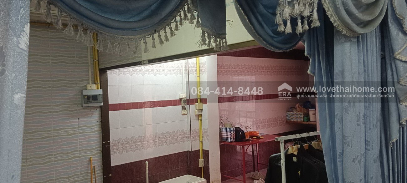 ขายบ้านแฝด หมู่บ้านเสนาวิลล่า ถ.แฮปปี้แลนด์  พร้อมอยู่ 28 ตร.วา ราคาถูกมาก ใกล้เดอะมอลล์บางกะปิ และรถไฟฟ้าสายสีเหลือง