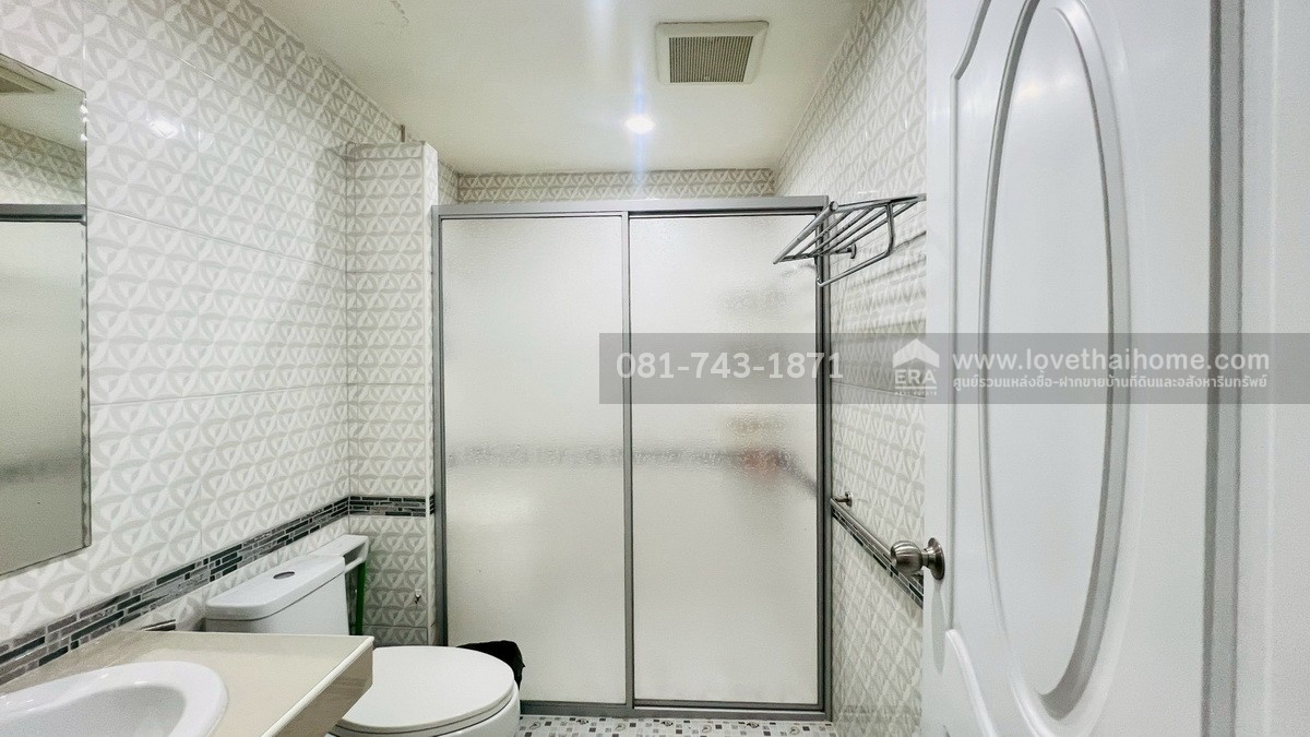 ขายทาวน์เฮ้าส์ 2 ชั้น บางอ้อ หมู่บ้านเจ้าพระยา บางพลัด82 ซอยจรัญสนิทวงศ์82 พื้นที่ 25 ตรว. หน้าปากซอยมี Tops Daily ใกล้สถานีรถไฟฟ้าบางพลัด สำนักงานเขตบางพลัด บ้านทำใหม่ลงเสาเข็มชั้นล่างทั้งชั้น แถมเฟอร์+เครื่องใช้ไฟฟ้า ถูกที่สุดในละแวกนี้