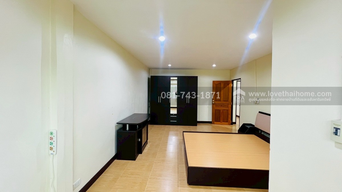 ขายทาวน์เฮ้าส์ 2 ชั้น บางอ้อ หมู่บ้านเจ้าพระยา บางพลัด82 ซอยจรัญสนิทวงศ์82 พื้นที่ 25 ตรว. หน้าปากซอยมี Tops Daily ใกล้สถานีรถไฟฟ้าบางพลัด สำนักงานเขตบางพลัด บ้านทำใหม่ลงเสาเข็มชั้นล่างทั้งชั้น แถมเฟอร์+เครื่องใช้ไฟฟ้า ถูกที่สุดในละแวกนี้