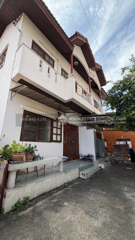 ขายบ้านแฝด2ชั้น 2ห้องติดกัน ซอยลาดพร้าว1 แยก20 พื้นที่50ตรว.สภาพดีพร้อมอยู่ ขายเพียงแค่7.5 ล้านบาทเท่านั้น เฉพาะราคาที่ดินก็เกือบเท่าราคาตั้งขายแล้ว นี่ถ้ารวมตัวบ้านเข้าไปอีก บอกได้เลยว่าคุ้มสุดคุ้ม