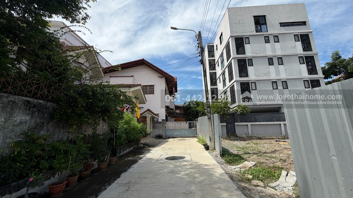 ขายบ้านแฝด2ชั้น 2ห้องติดกัน ซอยลาดพร้าว1 แยก20 พื้นที่50ตรว.สภาพดีพร้อมอยู่ ขายเพียงแค่7.5 ล้านบาทเท่านั้น เฉพาะราคาที่ดินก็เกือบเท่าราคาตั้งขายแล้ว นี่ถ้ารวมตัวบ้านเข้าไปอีก บอกได้เลยว่าคุ้มสุดคุ้ม