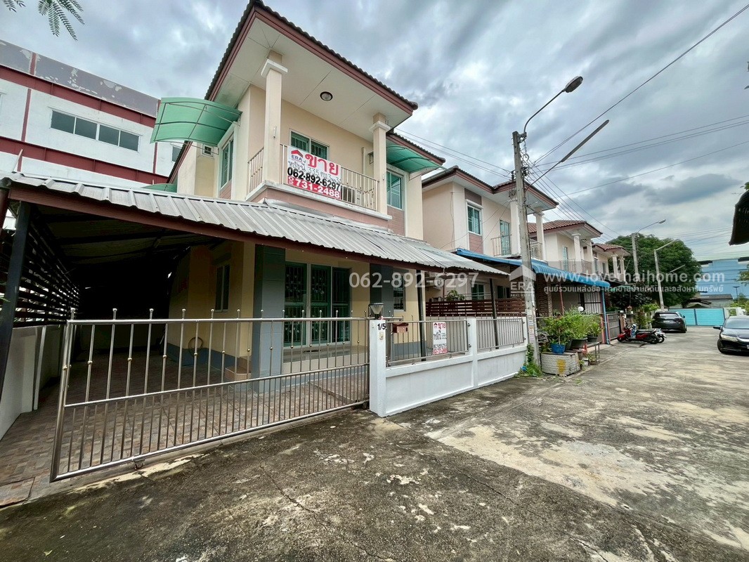 ขายบ้านแฝด 2 ชั้น ซอยเพชรเกษม77 แยก3-10 ขนาด 33.5 ตรว. หลังมุม สวยรีโนเวทใหม่ พร้อมอยู่ ขายราคาพิเศษ ทำเลดี สนใจโทร. 062-892-6297