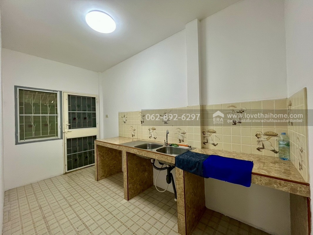 ขายบ้านแฝด 2 ชั้น ซอยเพชรเกษม77 แยก3-10 ขนาด 33.5 ตรว. หลังมุม สวยรีโนเวทใหม่ พร้อมอยู่ ขายราคาพิเศษ ทำเลดี สนใจโทร. 062-892-6297