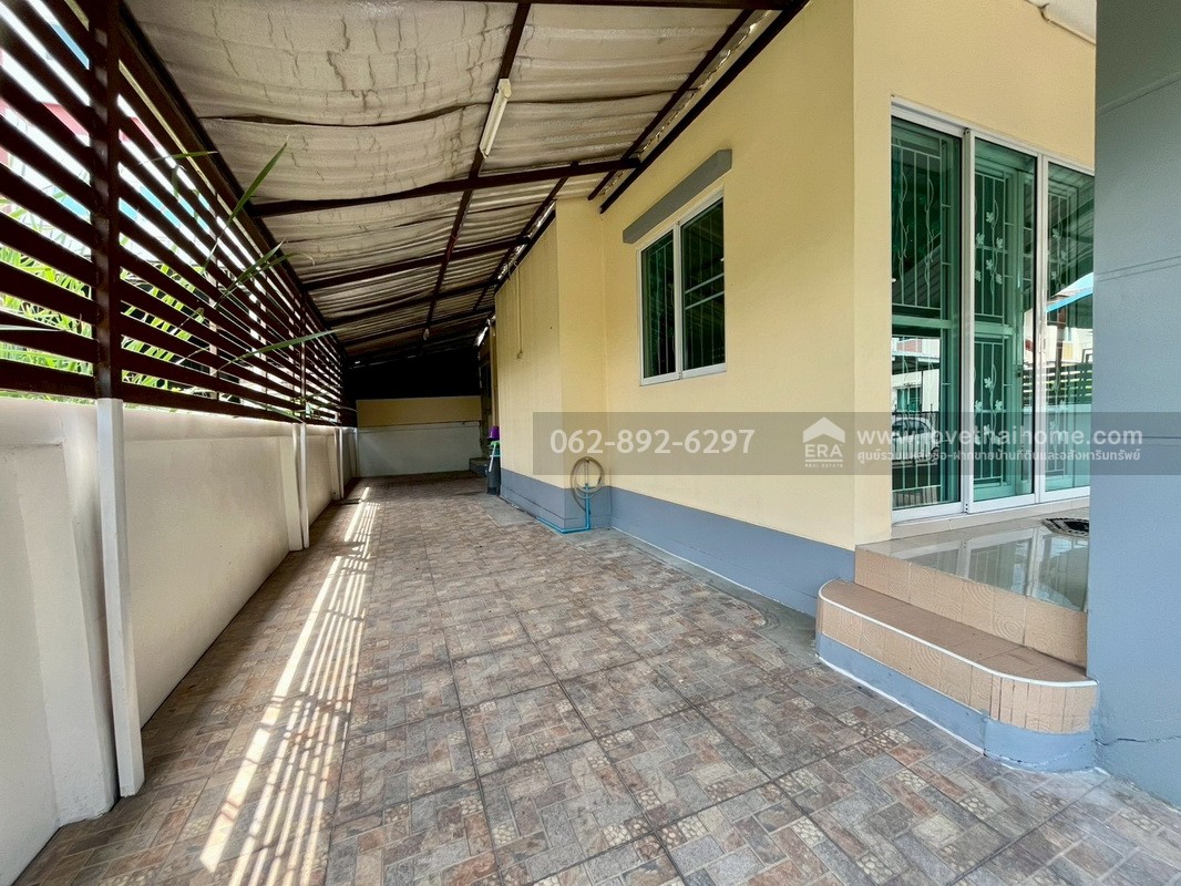 ขายบ้านแฝด 2 ชั้น ซอยเพชรเกษม77 แยก3-10 ขนาด 33.5 ตรว. หลังมุม สวยรีโนเวทใหม่ พร้อมอยู่ ขายราคาพิเศษ ทำเลดี สนใจโทร. 062-892-6297