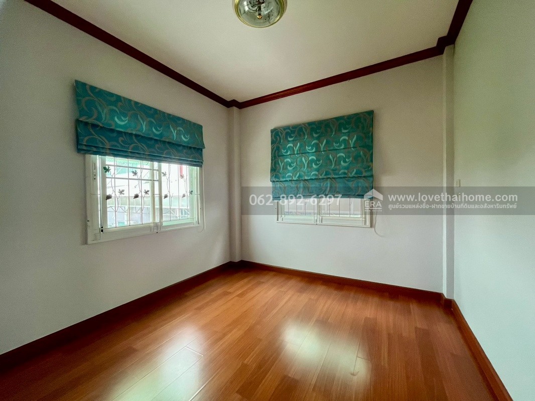 ขายบ้านแฝด 2 ชั้น ซอยเพชรเกษม77 แยก3-10 ขนาด 33.5 ตรว. หลังมุม สวยรีโนเวทใหม่ พร้อมอยู่ ขายราคาพิเศษ ทำเลดี สนใจโทร. 062-892-6297