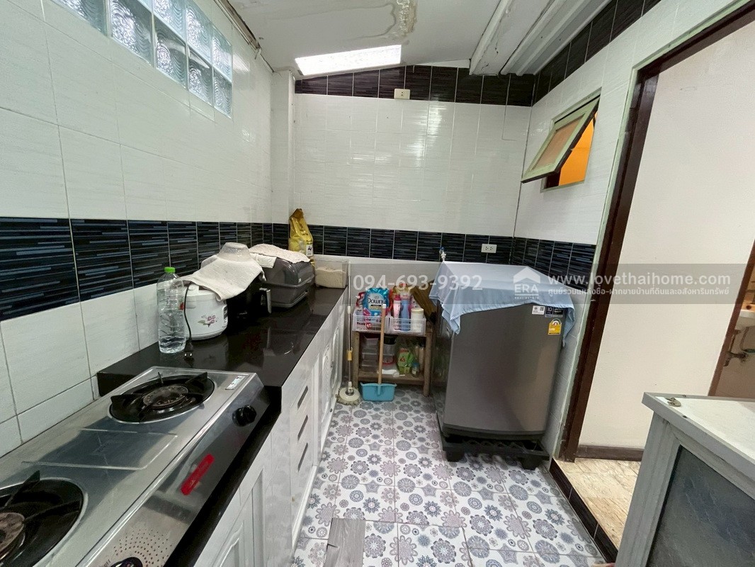 ขายทาวน์เฮ้าส์ 2 ชั้น ซอยงามวงศ์วาน2 แยก6 พื้นที่ 15.9 ตรว. พร้อมอยู่ หาไม่ได้อีกแล้ว ทำเลดีๆแบบนี้ ติดกับกระทรวงสาธารณสุข ใกล้ทางด่วน เดินทางสะดวกมาก ราคา...สุดคุ้ม...สนใจนัดดูบ้านด่วนๆเลยค่ะ