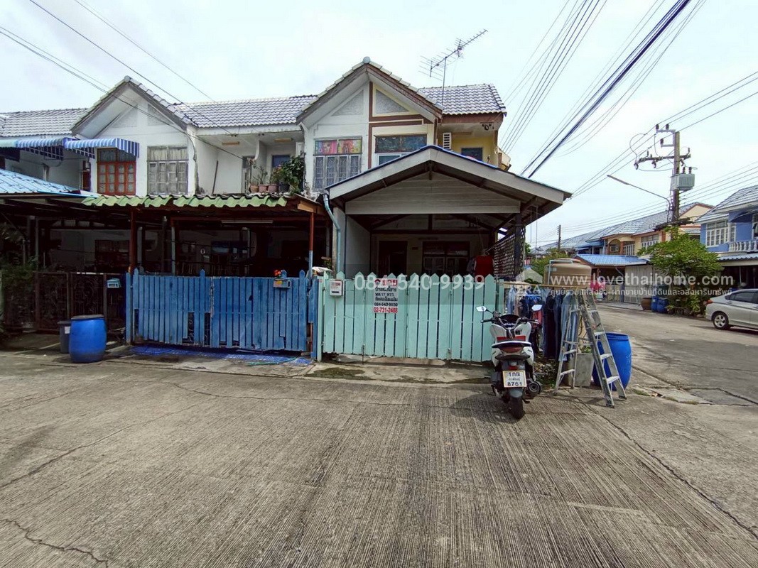 ขายทาวน์เฮ้าส์ 2 ชั้น หมู่บ้านอยู่เจริญ4 ลำลูกกา คลอง4 เนื้อที่ 17 ตรว. บ้านพร้อมอยู่ ห้องมุม ที่สุดในทำเลบ้านโซนลำลูกกา/รังสิต ฟังก์ชันครบครัน เดินทางง่าย ใกล้ทางด่วน การเดินทางเข้า-ออกสะดวกได้หลายช่องทาง