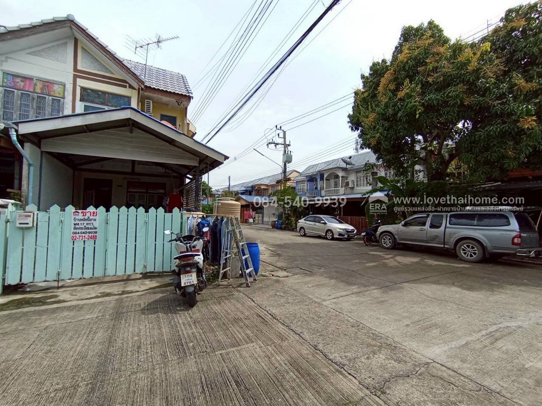 ขายทาวน์เฮ้าส์ 2 ชั้น หมู่บ้านอยู่เจริญ4 ลำลูกกา คลอง4 เนื้อที่ 17 ตรว. บ้านพร้อมอยู่ ห้องมุม ที่สุดในทำเลบ้านโซนลำลูกกา/รังสิต ฟังก์ชันครบครัน เดินทางง่าย ใกล้ทางด่วน การเดินทางเข้า-ออกสะดวกได้หลายช่องทาง