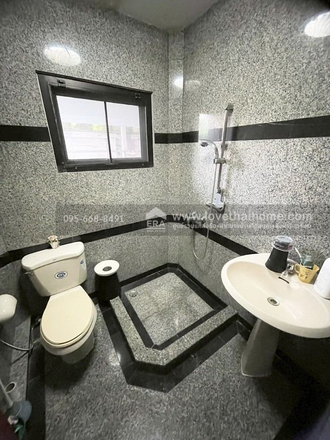 ขายบ้านเดี่ยวซอยลาดพร้าว124 พื้นที่249ตรว.ห่างจากถนนลาดพร้าว650เมตร ขายเพียงแค่20.49ล้านเท่านั้น ภายในบ้านยังสภาพดี ถ้าเห็นต้องชอบ ใครอยากได้บ้านย่านนี้ลองแวะมาชมก่อนจะพลาดของดีราคาถูกนะจ๊ะ