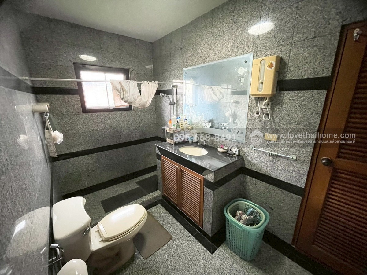 ขายบ้านเดี่ยวซอยลาดพร้าว124 พื้นที่249ตรว.ห่างจากถนนลาดพร้าว650เมตร ขายเพียงแค่20.49ล้านเท่านั้น ภายในบ้านยังสภาพดี ถ้าเห็นต้องชอบ ใครอยากได้บ้านย่านนี้ลองแวะมาชมก่อนจะพลาดของดีราคาถูกนะจ๊ะ