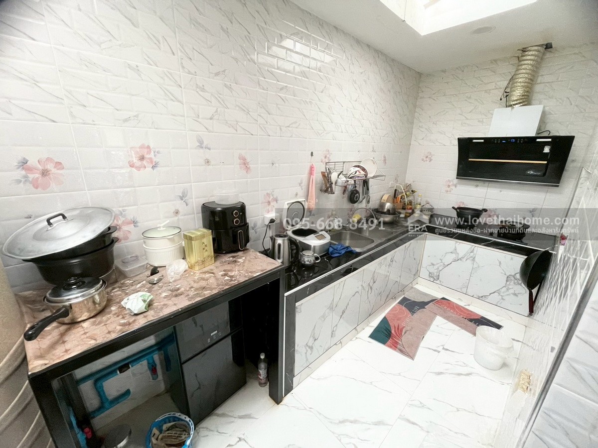 ขายทาวน์โฮม3ชั้น ถนนร่วมมิตรพัฒนา  แยกวัชรพล หมู่บ้าน The Ricco Town  พื้นที่20.6ตรว.ขายเพียงแค่3.19ล้านเท่านั้น สภาพดีพร้อมเข้าอยู่ได้เลย แถมเฟอร์นิเจอร์บวกแอร์4เครื่อง ตัดใจยอมขายขาดทุน รับประกันเลยว่าหาราคาถูกกว่านี้ไม่มีอีกแล้ว