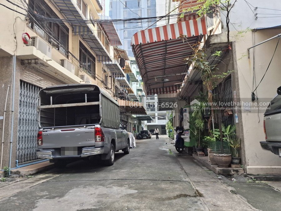 ขายอาคารพาณิชย์ พญาไท ซ.น้อมจิตต์-ราชเทวี ใกล้ BTS พญาไท เพียง 200 เมตร พื้นที่ 12.5 ตรว. เหมาะสำหรับอยู่อาศัย หรือทำแบ่งเป็นห้องเช่า จอดรถหน้าบ้านได้