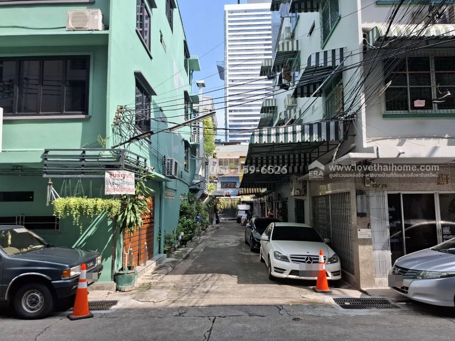 ขายอาคารพาณิชย์ พญาไท ซ.น้อมจิตต์-ราชเทวี ใกล้ BTS พญาไท เพียง 200 เมตร พื้นที่ 12.5 ตรว. เหมาะสำหรับอยู่อาศัย หรือทำแบ่งเป็นห้องเช่า จอดรถหน้าบ้านได้