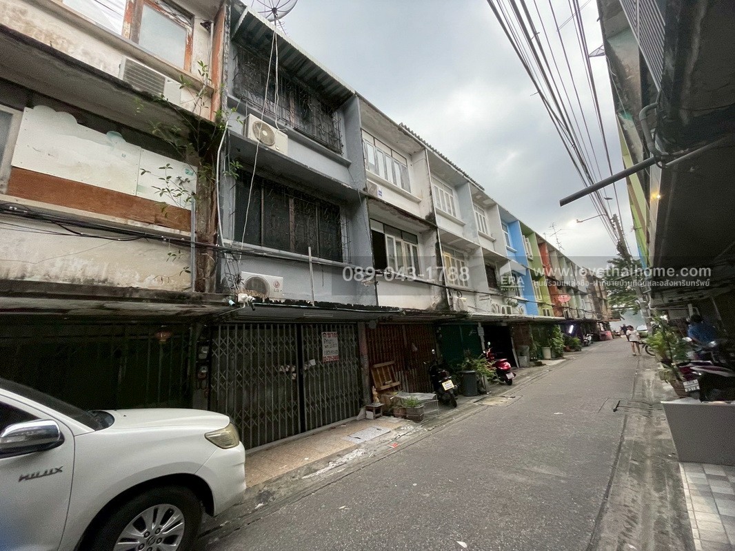 ขายตึกแถว 3 ชั้น ซอยสาธุประดิษฐ์16 ทำเลใจกลางเมือง พระราม3 พื้นที่ 10 ตรว. ขายเพียง 3 ล้านเท่านั้น ถูกสุดในย่านนี้แล้วจร้า จะรออะไรอีกคะ รีบเลย!!