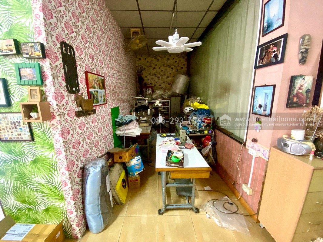 ขายตึกแถว 3.5 ชั้น ติดถนนใหญ่กรุงเทพ-ปทุมธานี ปากซอยสมประสงค์ มี 2 คูหา พื้นที่ 48 ตรว. ทำเลดีมาก เหมาะแก่การลงทุน ใกล้แยกปทุมวิไล เพียง 500 เมตร