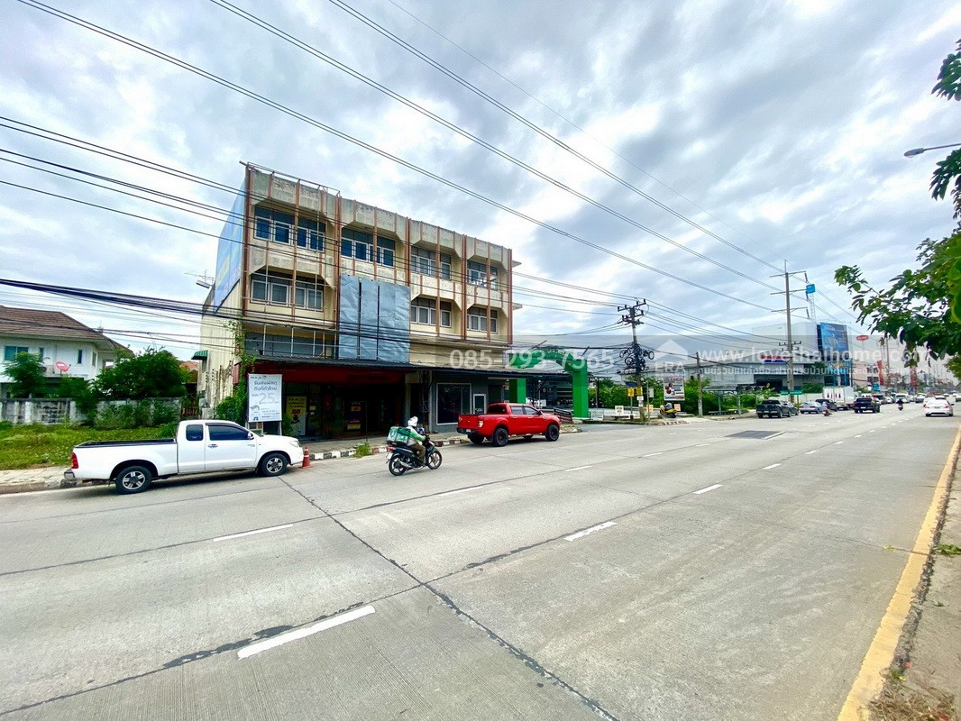 ขายตึกแถว 3.5 ชั้น ติดถนนใหญ่กรุงเทพ-ปทุมธานี ปากซอยสมประสงค์ มี 2 คูหา พื้นที่ 48 ตรว. ทำเลดีมาก เหมาะแก่การลงทุน ใกล้แยกปทุมวิไล เพียง 500 เมตร