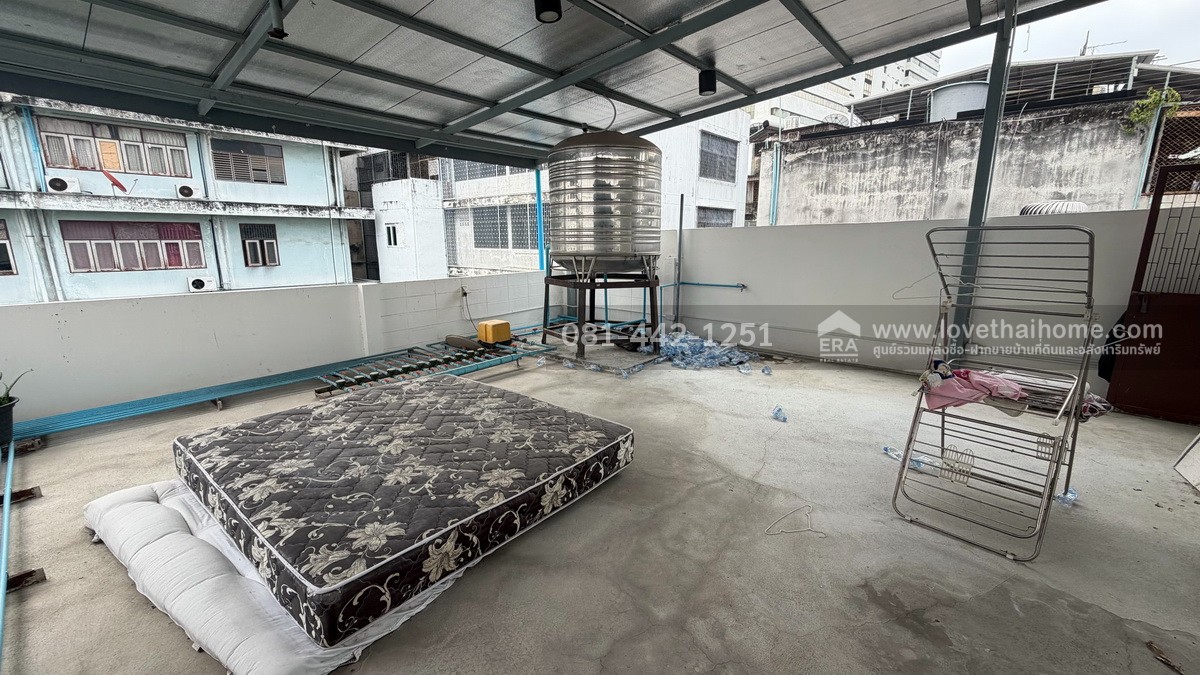 ขายหอพัก3ชั้น ถนนสี่พระยา ซอยถนนนเรศ  พื้นที่29ตรว. ขายเพียง25ล้าน ตึกปรับปรุงใหม่ ติดถนนซอย2ด้าน ทั้งซอยเติมทรัพย์กับซอยน้อมจิตร ห่างจากถนนสี่พระยาเพียงแค่250เมตรเท่านั้น